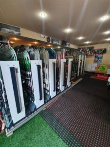 The best ski school in Poiana Brasov offer ski rental for kids and adults